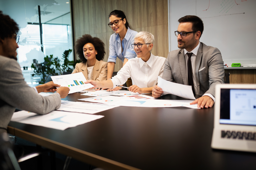 Senior analyst presenting budget reports, demonstrating core financial planning and analysis skills required for top-tier fp&a recruitment.